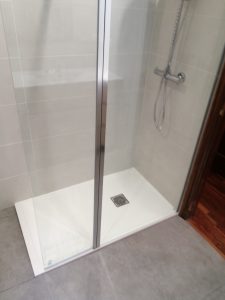 Cambio de bañera por plato de ducha en Vitoria, subir las tomas del grifo a 1 metro y mampara 1 fijo + abatible