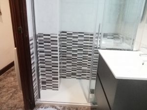 Cambio de bañera por plato de ducha en San Asensio con encaje en el pilar y azulejos tipo mosaico en gris