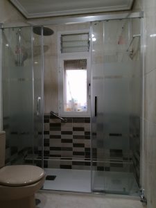 Cambio de bañera en Bilbao con azulejo tipo mosaico en color chocolate y mampara Aktual frontal 2fijos+2correderas
