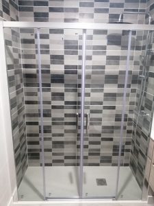 Sustituir bañera por ducha en Logroño con azulejo mosaico en 3 paredes y mampara frontal 2 fijos + 2 correderas