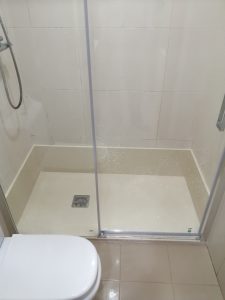 Cambio de plato por plato de ducha en Oyon con rodapié de mármol técnico en beige