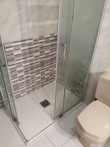 Rerorma de bañera por ducha en Barañain subiendo tomas de grifos a 1 metro y mampara frontal 1fijo + 1 corredera + lateral fijo