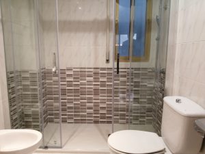 Reforma de bañera por ducha en Viana con azulejo a media altura y mampara Aktual 2 fijos + 2 correderas