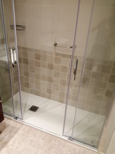 Cambio de bañera a ducha en Olitecon plato de mármol técnico de 2 cm de grosor con azulejos en 3 paredes en color beige a media altura