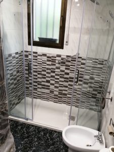 Reforma de bañera por ducha en Estella subiendo los grifos a 1 metro de altura y plato de mármol de 140X70 cm