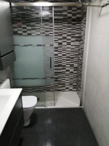 Reforma de baño completo con mueble de baño Salgar, inodoro Roca The Gap, Plato de mármol y mampara frontal Aktual 1 fijo + 1 corredera con tratamiento antical