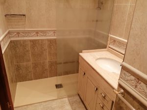 Cambiar bañera por du cha en Nalda con plato de mármol beige subiendo las tomas del grifo a 1 metro de altura y mampara frontal con vidriode 90 cm