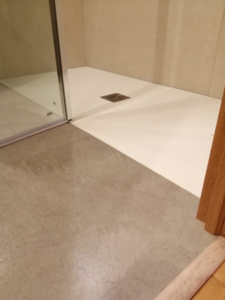 Reforma de bañera por ducha Logroño a ras del suelo com mampara fija de 90 cm + movil de 40 cm