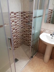 cambio de bañera por ducha en Logroño subiendo las tomas del grifo a 1 metrro de altura con grifo y kit de ducha