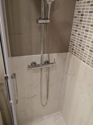 Cambio de bañera por ducha de mármol y subir las tomas delgrifo a 1 metro de altura