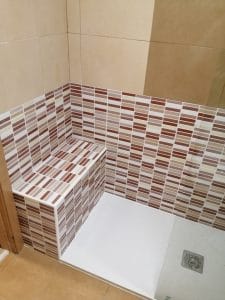 Renovar bañera por ducha en Lezaun con asiento de obra y mampara frontal con vidrio fijo de 90 cm