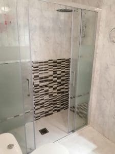 Cambiar lato de ducha de mármol técnico en Laguardia de 165X70 cm en color blanco y azulejo mosaico gris con griferia + set de ducha