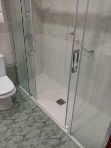 Cambio de bañera en Bilbao con revestimiento con placas de mármol de 1 cm de grosor y mampara frontal 2 fijos + 2 correderas