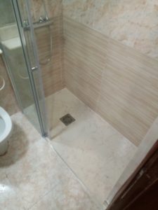 Cambio de bañera por ducha de mármol técnico en Pamplona color coral con paredeas en beige con mapara fronta + lateral fijo