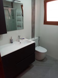 Reforma de aseo en Logroño con mueble de baño Noja completo e inodoro Roca The Gap compacto