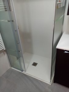 Reforma de baño en Villamediana con plato de ducha de mármol y mampara frontal 1 fijo + 1 corredera y lateral fijo