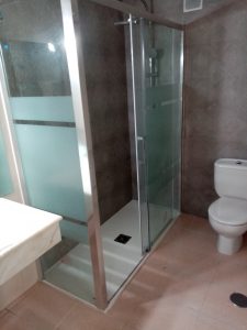 Reforma de baño en Logroño con plato de 150X75 cm y revestimiento cerámico en color gris con mampara frontal + larteral fijo con decorado frost plus