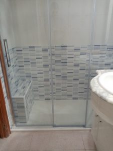 Cambio de bañera por ducha en Pamplona con asiento de obra y mampara frontal 1 fijo + 2 correderas