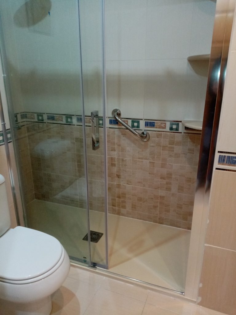 Trabajo realizado por un Instalador de mampara de ducha en Logroño