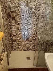 Cambio de bañera por ducha en Milagro con azulejo hidráulico y mampara frontal 1fijo+1corredera