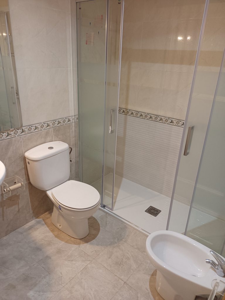 Instalación de mampara de ducha en Cenicero con tratamiento antical y sin perfil inferior