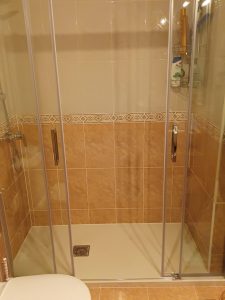 Cambio de bañera en Lardero y mampara con apertura en el centro, subir los grifos a 1 metro y grifo termostático + kit de ducha