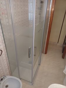En Logroño sustitución de bañera con mampara angular 2 fijos+2 correderas con entrada por la esquina