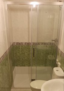 Cambio de plato de ducha por plato de ducha en Milagro con rodapié de mármol sobre azulejo en color verde
