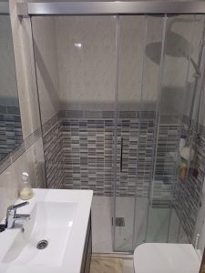 cambio de bañera a ducha con plato de mármol y mampara trio 1 fijo + 2 correderas en Logroño