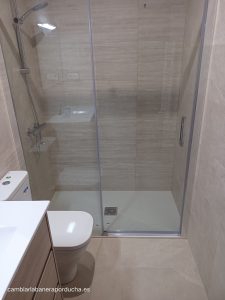 Reforma de baño completa con plato de ducha de mármol, inodoro roca the gap y mampara 1 fijo + 1 corredera sin perfil inferior. Trabajo realizado en Logroño
