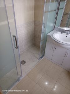 Cambio de bañera por ducha en Logroño con plato de ducha de mármol color crema coral con mampara frontal aktual spazio y azulejos en crema a rayas