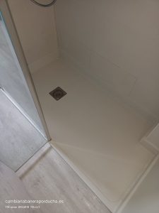 Cambio de plato de ducha por rotura en Bargota (Navarra). Plato y rodapiés de mármol técnico.