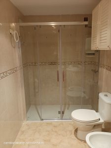 En Logroño cambio de bañera por ducha de mármol con azulejo hasta la cenefa en mosaico.