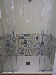 Trabajo realizado de cambio de bañera por ducha en Logroño con azulejo hidraulico en color verde en las tres paredes de la ducha.