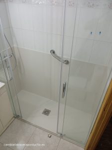 Revestimiento de la ducha en mármol técnico de 1 cm de grosor en las tres paredes a una altura de 108 cm.