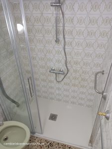 Cambio de bañera en Navarrete (La Rioja). Plato de mármol técnico y mampara Trio 1 fijo + 2 correderas con una apertura de 70 cm