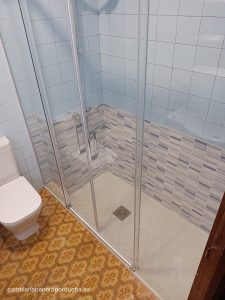 Cambio de bañera en Bilbao. Plato de mármol + mampara frontal Aktual. azulejo en mosaico azul hasta 1 metro de altura.