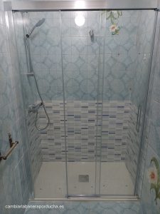 cambio de bañera con mampara Frontal trio 1 fijo + 2 correderas y revestimiento cerámico azul