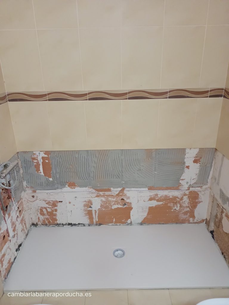 Colocación de plato de ducha, elevación de tomas del grifo a 1 metro de altura