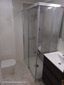 baño renovado con mueble de baño Arenys de Salgar. La bañera ha sido reemplazada por una ducha, el inodoro antiguo ha sido sustituido por un modelo Roca The Gap
