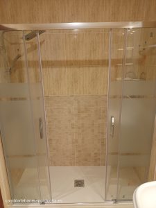 Cambio de bañera por ducha en Miranda de Ebro. Mampara frontal 2 fijos+2correderas con serigrafia frost plus, plato de ducha de mármol técnico de 2 cm de grosor. Azulejo tipo mosaico en color beige y subir las tomas a 1 metro de altura.