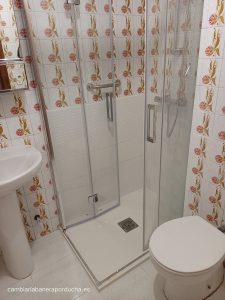 Ducha con mampara plegable para un fácil acceso a la ducha Cambio de bañera por ducha en Vitoria. Plato de ducha de mármol en color blanco. Mampara con gran entrada compuesta de un lateral de 1 fijo + 1 corredera y otro lateral plegable. Desplazar las tomas del grifo y subirlas a 1 metro de altura.