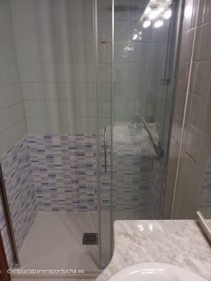 Sustituir bañera en Haro. Plato en color blanco de mnármol técnico, mampara 1 fijo + 2 correderas de GME. Subir las tomas a una altura de 1 metro.Azulejo en color azul tipo modsaico.