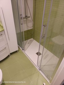 Cambio de bañera por ducha en Tudela. Plato de ducha de 161X70 cm en mármol blanco, mampara frontal aktual 2 fijos + 2 correderas sin perfil inferior y con tratamiento antica, subir las tmas del grifo a 1 metro de altura y azulejo en color verde tipo mosaico