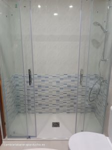 Cambiar bañera por ducha en Viana (Navarra) Cambio de bañera por ducha en Viana (Navarra). La mampara es de la marca GME y es una mampara de ducha Aktual Spazio 2 fijos + 2 correderas transparente. El plato de ducha es de mármol técnico en color blanco. El azulejo colocado hatsta una altura de 1 metro es tipo mosaico en color azul. Las tomas del grifo se han subido a 1 metro de altura.