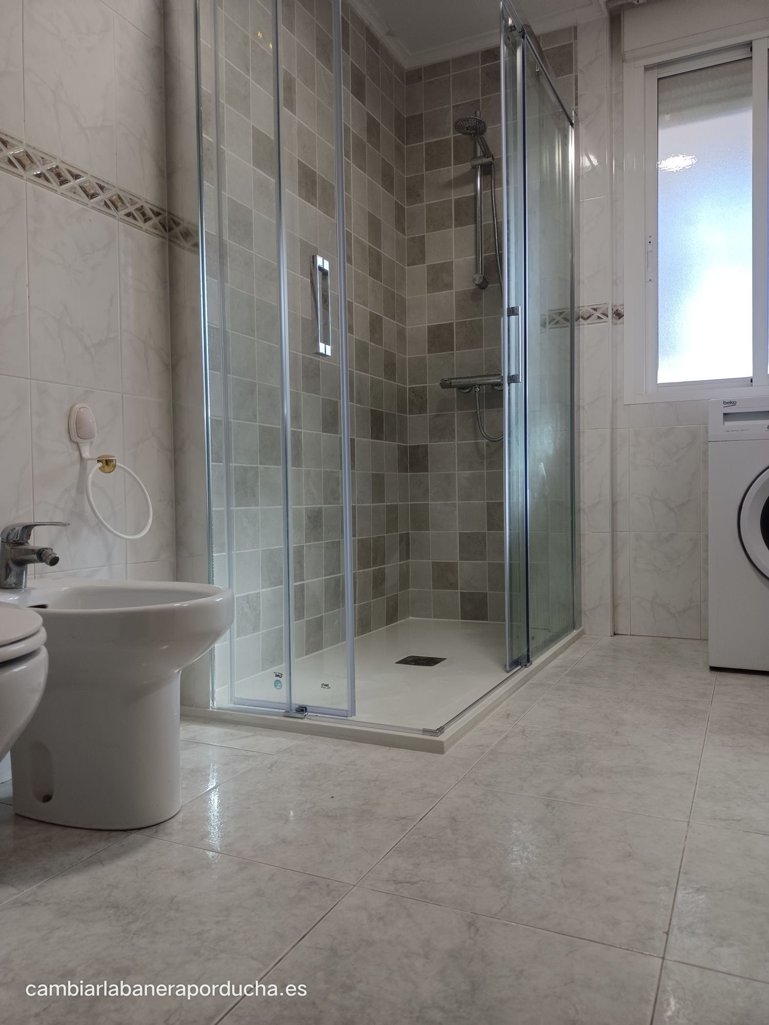 Gana espacio, accesibilidad y seguridad en la ducha