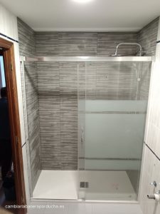 La imagen muestra un cambio de bañera por ducha en Cenicero (La Rioja) bien ejecutado. La ducha es moderna y elegante, y se adapta perfectamente al pequeño espacio del baño. La mampara de vidrio transparente ayuda a que el baño parezca más grande y luminoso. Los beneficios del cambio de bañera por ducha son evidentes: mayor espacio, mejor accesibilidad, diseño moderno y ahorro de agua.