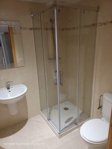 Esta imagen muestra un cambio de plato de ducha realizado en un baño en Logroño (La Rioja). La reforma ha dado como resultado un baño elegante y funcional, con un plato de ducha de mármol carrara, grifo termostático, kit de ducha y mampara de vidrio transparente. Los azulejos del baño son de color beige y están colocados hasta el techo, lo que crea una sensación de amplitud.