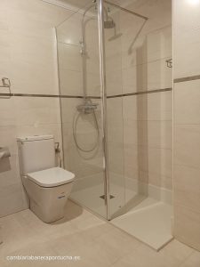 "Ducha amplia y accesible con plato de ducha extraplano y mampara de cristal. Perfecta para cualquier baño. Reforma realizada en La Guardia.