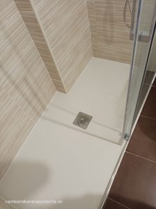 "Reforma de baño: Plato de ducha moderno, paredes lisas y claras, mampara de cristal. Cambio de bañera por ducha en LardEro (la Rioja)."